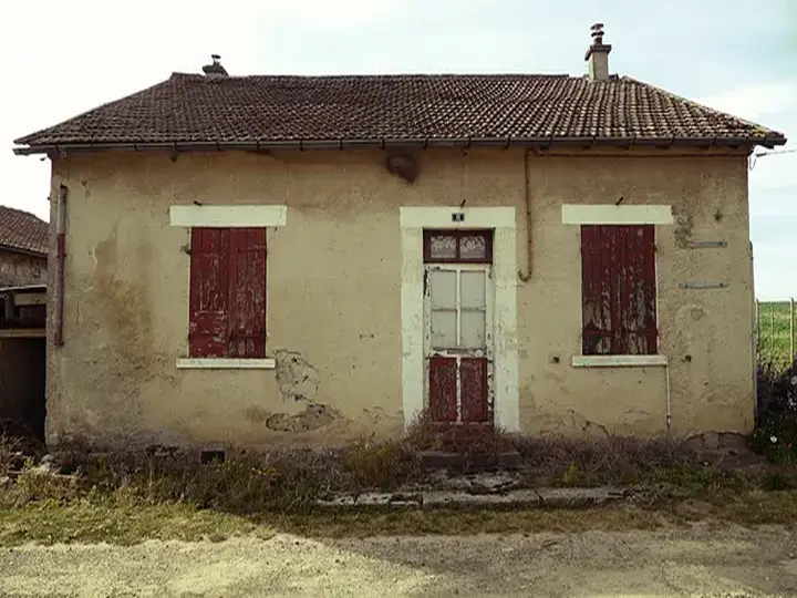 Maison d'ouvrier agricole abandonnée sur le plateau du Chemin des Damessonnais