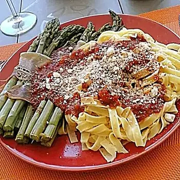 Fagotins d'asperges vertes aux tagliatelles